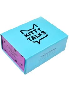 Синя кутийка с надпис "Игра Kitty talks - карти с въпроси" със стилизиран контур на котка и балонче за говорене съдържа розови карти с въпроси; отстрани има текст на български език.