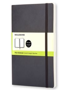 Обикновена тетрадка Moleskine Classic Black с мека корица, затворена с ластик и бяла и зелена хартиена лента, показваща подробности за продукта - предлага се в книжарница Orange.
