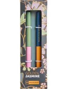 Комплект химикалки Miquelrius Golden Jasmin съдържа две автоматични метални химикалки с елегантен дизайн-една зелено-розова и една синьо-оранжева, кутия на цветя с надписи Miquelrius Golden Jasmin и MIQUELRIUS.