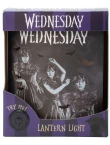 Лампа Blue Sky - Wednesday Dancing в кутия с три изображения на Wednesday Addams в готическо облекло с прилепи. В лилавата кутия има текст "Опитай ме!" и бутон, което я прави перфектен подарък за фенове.