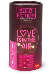 Цилиндрична опаковка за лампата Legami Bulb Fiction - Love is in the air, идеален подарък за Свети Валентин. На етикета е изобразена розова неонова крушка с надпис "Love is in the air" (Любовта е във въздуха) и графики на сърце и стрелка.