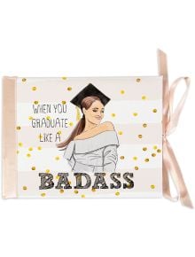 Луксозна поздравителна картичка за дипломиране - Badass с илюстрация на уверена жена с шапка за дипломиране, надпис "When you graduate like a BADASS", златни конфети, бяло райе и розова панделка.