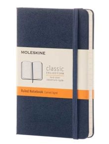 Голям тъмносин тефтер Moleskine с твърди корици, ластик за затваряне и хартиена лента класическа колекция Ruled Notebook - наличен в книжарница Orange.