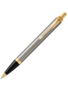 Химикалка Parker Royal IM Brushed Metal GT е със сребристо-черен дизайн със златни акценти и клипс във формата на листо, изобразено диагонално на бяло. Тази автоматична химикалка идва в луксозна подаръчна кутия.