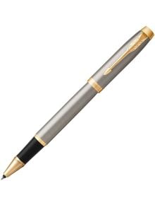 На бял фон е изобразен сребрист и черен ролер Parker Royal IM Brushed Metal GT със златни акценти, включително златна щипка с форма на перо. Предлага се в книжарница Orange.