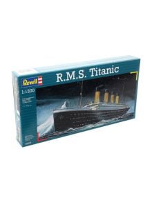 Кутията на Сглобяем модел Revell - Кораб RMS Titanic показва нощна илюстрация на осветения кораб, етикетирана с мащаб 1:1200 и надпис R.M.S. Titanic.