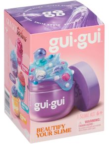 Слаймът „Gui Gui“ от колекцията „Glow-Up“, предлаган в кутия, се предлага в лилав контейнер и съдържа ароматен слайм с морски черупки и мъниста; опаковката на Moose е в розово и лилаво и показва четири различни текстури на слайма; подходящ за деца на възр