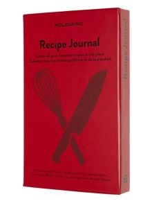 Червен дневник за рецепти Moleskine или Тефтер Moleskine с черна илюстрация на кръстосани метла и готварски нож на корицата - идеален за събиране на любимите ви рецепти на едно място, наличен в книжарница Orange.