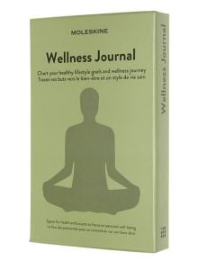 Зелен тефтер Moleskine Wellness Journal с илюстрация на медитиращ човек. Корицата подчертава употребата му за проследяване на целите на здравословния начин на живот - предлага се в книжарница Orange.