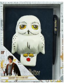Комплект тефтерчета за Хари Потър от Undercover Harry Potter, включващ тефтер със скуиши фигурка 3D Hedwig и черна химикалка, в тематична опаковка с образа на Хари - вече на разположение в книжарница Orange.