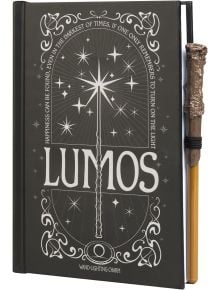 Тефтерът със светлина Grupo Erik - Harry Potter Lumos Maxima има илюстрация на пръчка със светлина и звезди, смел надпис "LUMOS", цитат за щастието и светлината, както и уникална химикалка във формата на пръчка.