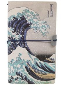 Открийте Тефтер за пътуване Grupo Erik - Hokusai The Great Wave off Kanagawa с корица с прочутата японска вълна, еластична лента и сив закопчалка-идеален спътник за вашите приключения.