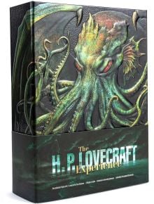 Луксозният комплект „H. P. Lovecraft Experience Deluxe Box Set“ се отличава с впечатляваща релефна илюстрация на Ктулу със зелени пипала и светещи очи на корицата — незаменимо колекционерско издание за феновете, които желаят да притежават най-зловещите ра