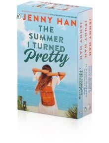 The Summer I Turned Pretty Box Set е колекция от три романа на Джени Хан с корици, на които е изобразено момиче с дълга коса и раница с лице към океана.