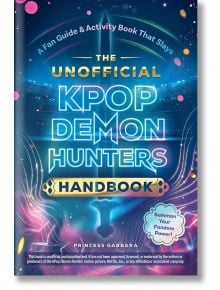 Корицата на книгата "Неофициален наръчник за ловци на демони KPop" е с неонови светлини, светещ текст и магически фон. Перфектна за всяка колекция от книги за занимания с K-pop! В мехурче с реч се казва: "Призови силата на фендъма си!.