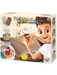 Кутия за Творчески комплект Buki Professional Studio Pottery в книжарница Orange, за възрасти 8+, с усмихнато дете, което оформя глина върху грънчарско колело, с инструменти, боя и аксесоари, изложени около комплекта.