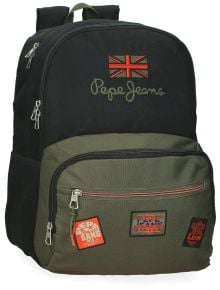 Двуцветна ученическа раница на Pepe Jeans в черно и маслиненозелено, със знаме на Обединеното кралство и лого на горния джоб. Предният джоб е с три декоративни лепенки и сребърни ципове - намерете го в книжарница Orange.