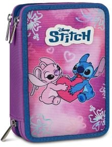 Ярък ученически несесер „Seven Lilo & Stitch“ с три отделения, пълен, с цип и дизайн с Стич и Ейнджъл на розово-лилав фон с флорални мотиви и сърца.