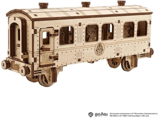 3D дървен пъзел Ugears Хари Потър - Хогуортс Експрес, 504 части: изящно изработен модел на влаков вагон с движещи се колела, прозорци и герба на Хогуортс - вдъхновен от Хари Потър.-4
