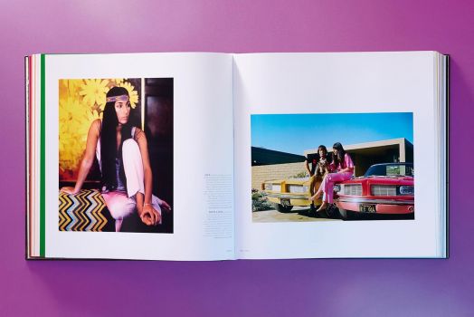 Върху лилава повърхност е поставена отворена книга "75 години Atlantic Records" с изображения на жена до жълта флорална стена и две жени върху розови ретро автомобили, които пресъздават визуалното наследство на легендарния лейбъл за соул музика.-6