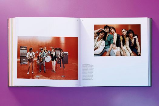 Върху розовата повърхност е поставена отворена книга "75 години Atlantic Records"; на лявата страница е показано изпълнение на соул група, а на дясната - тяхната фотографска история, тъй като те позират отблизо и гледат в камерата.-7