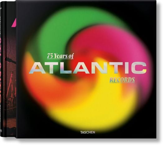 Корицата на книгата "75 години Atlantic Records" с ярки вихрови абстрактни рисунки и смел бял и жълт текст върху черно, посветени на фотографската история на легендарния лейбъл за соул музика.-1