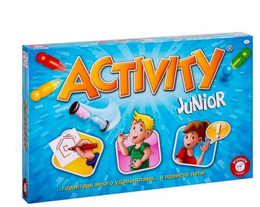 Играта: Activity Junior е цветна, със син фон, закачливи графики и текст на български език. Тя показва деца, които рисуват, играят и гадаят, подчертавайки тази забавна детска игра, която е чудесна за всички възрасти.-1