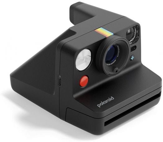 Фотоапаратът за моментни снимки Polaroid Now+ Gen 3, черен има дъгова ивица, голям обектив, визьор, червен бутон на затвора и логото на Polaroid за моментална фотография, изобразено на бял фон.-2