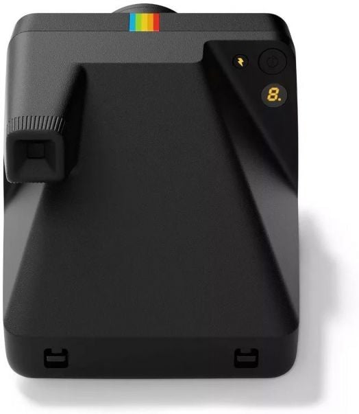 Фотоапаратът за моментни снимки Polaroid Now+ Gen 3, черен се отличава с минималистичен модерен дизайн с дъгова ивица, ляв визьор и цифров дисплей, показващ "8" - идеален за моментална фотография.-4