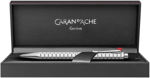 Сребърна химикалка Ecridor Avenue Caran d'Ache Genève с текстурирано тяло е поставена в черна презентационна кутия, облицована с черен плат, с логото на марката в капака - предлага се в книжарница Orange.-2