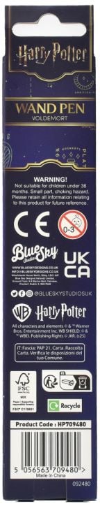 На гърба на опаковката на химикалката "Химикалка магическа пръчица Blue Sky Harry Potter - Lord Voldemort" са изобразени предупреждения, лога, символ за рециклиране и информация за продукта върху предимно тъмносиня опаковка със златист и бял текст.-3