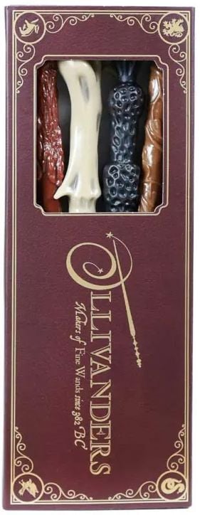 The Комплект химикалки магически пръчици Blue Sky Harry Potter включва 4 химикалки с различен дизайн, вдъхновени от Хари Потър, в стилна кутия в бордо и златисто.-1