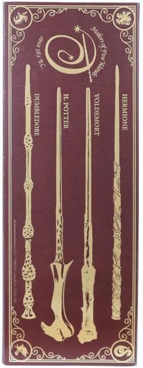 В кутията в цвят бордо са изобразени златни илюстрации на четири Blue Sky Harry Potter магически пръчици химикалки, с надписи Hermione, Voldemort, Хари Потър и Dumbledore, с декоративни рамки и лого в долната част.-4