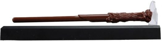 Левитираща химикалка магическа пръчка Blue Sky Harry Potter е изобразена хоризонтално върху черна правоъгълна стойка с прозрачна опора в единия край, напомняща магически артефакти от света на Хари Потър.-1