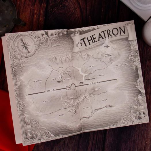 Фантастична карта, озаглавена "Сцена за злодеи", лежи отворена върху дървена повърхност. Сред планините и реките се откроява царството на Ривън Хеспер - земя, прокълната някога от Играч, а сега място за съревнование на смъртни.-2