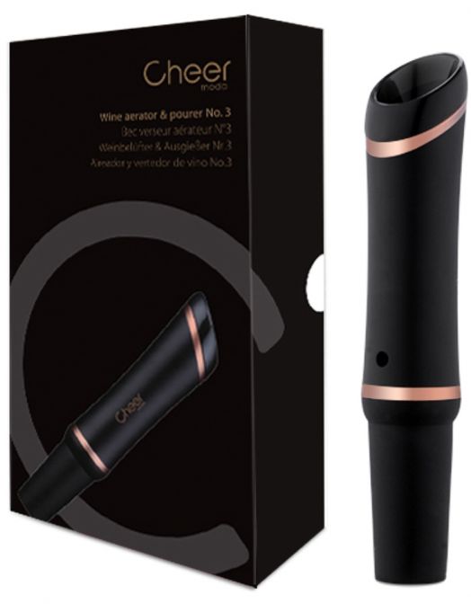 Черно-розовозлатен аератор и наливник Cheer Moda Signature Bouquet стои изправен до съответстващата му кутия, на която са изобразени името на марката и изображението на този стилен аксесоар за вино на тъмен фон.-2