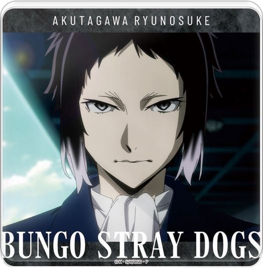 Акрилна подложка за чаша Bungo Stray Dogs: Akutagawa Ryunosuke, 8 см - с аниме герой с къса черна коса, сериозен поглед, тъмно палто и бяла риза под сенчеста конструкция.