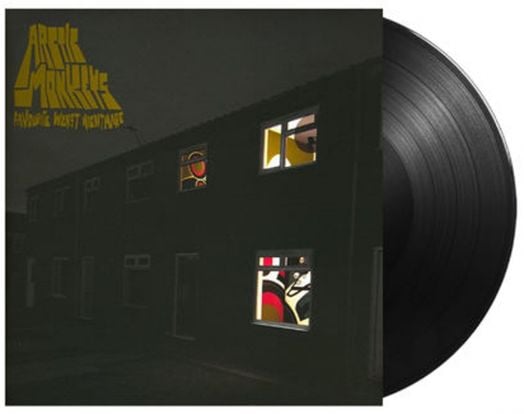 На обложката на албума Arctic Monkeys - Favourite Worst Nightmare (VINYL) е изобразена тъмна редица от къщи с два ярко осветени, абстрактно декорирани прозореца; вдясно е частично видим винил албум.