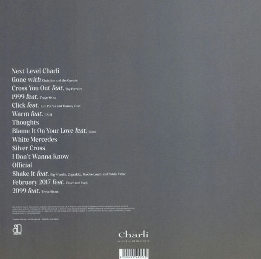 Задна корица на Charli XCX - Charli (2 VINYL) с 15 песни и изпълнители с бял текст на сив фон. В долната част са показани информация за авторските права, логата на Atlantic и Asylum, както и бележка за изданието на прозрачен винил.-3