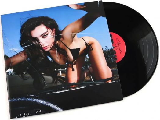 Албумът Charli XCX - Crash (VINYL) частично се измъква от опаковката, на която е изобразена жена в черни бикини, облегнала се напред на предното стъкло на автомобил на фона на синьо небе, което повтаря смелата денс-поп атмосфера на "Crash".