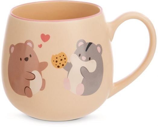 Тази бежова чаша Nici Mymochi изобразява сладко карикатурно мече и хамстер, които споделят бисквитка с червени сърца над тях. С кръглата си форма и голямата си дръжка то е идеално за уютни моменти. Налична в книжарница Orange с бърза доставка.-1