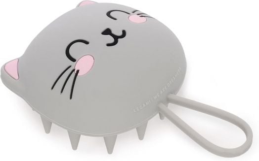 Четка за скалп Legami Relax & Shine - Kitty е сива силиконова четка с форма на усмихнато котешко лице с розови ушички и бузки, с дръжка и мек косъм за нежен масаж на скалпа по време на измиване с шампоан.-1