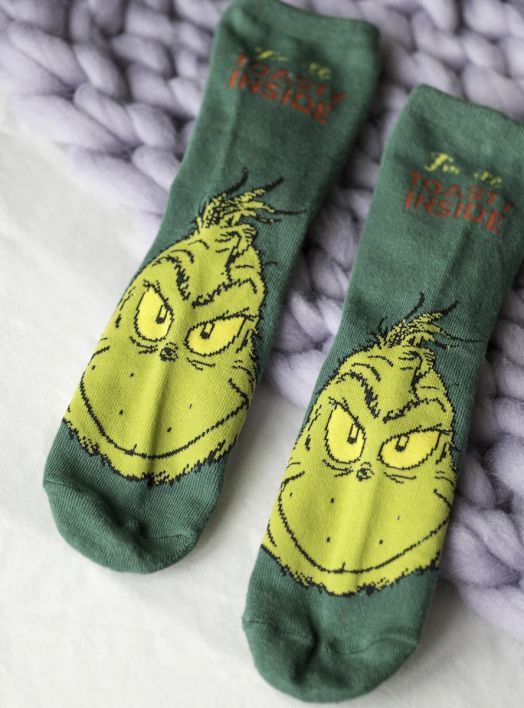 Меки зелени чорапи с жълтото лице на Гринч и надпис "Мразя движението вътре", част от комплекта "Чорапи и маска за сън Fizz Creations - The Grinch".-3