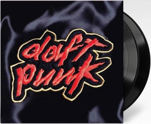Плочата на Daft Punk - Homework (2 VINYL) частично се измъква от ръкава, на който е изобразено червеното лого на Daft Punk върху тъмна, наподобяваща сатен обложка - ярък намек за тази електронна музика албум.