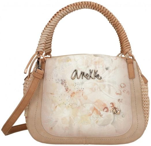 Светлобежова дамска чанта Anekke Memories (31x25x16 см) с плетена дръжка, пастелни флорални мотиви, име на марката отпред, сваляща се презрамка и декоративен ключодържател отстрани.-3