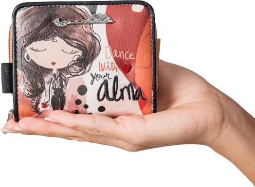 Ръката държи дамски портфейл Anekke Alma 10 x 9 x 2 см с илюстрация на момиче с дълга кафява коса, надпис "Dance with your alma", червено сърце и защита за сигурност RFID.-7