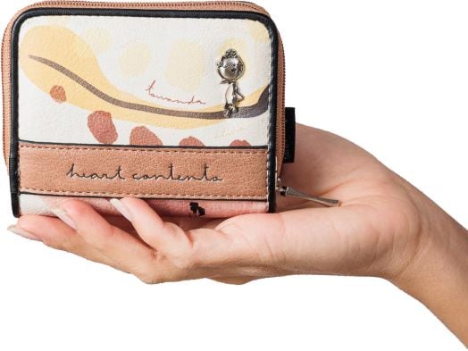 Една ръка държи дамски портфейл Anekke Alma 10 x 9 x 2 см с абстрактни шарки в бежово, кафяво и жълто, сребърен медальон, RFID защита и надпис сърце, съдържащ отпред.-8