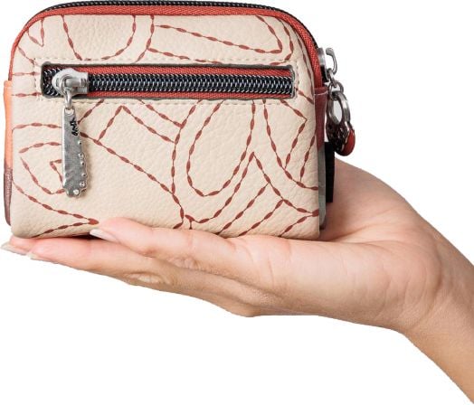 Една ръка държи малък бежов дамски портфейл Anekke Alma 12 x 9 x 3 см с червени шевове, преден джоб с цип и метално държаче, изолиран на бял фон.-7