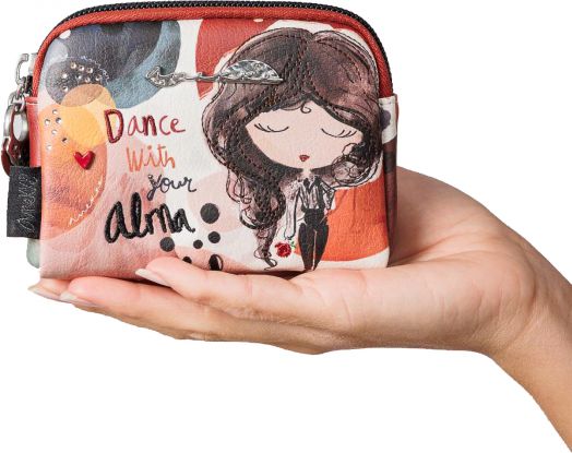Една ръка държи малък, цветен дамски портфейл Anekke Alma 12 x 9 x 3 см, с илюстрация на момиче с дълга кафява коса и текст "Dance with your alma" (Танцувай с твоята Алма) на лицевата страна.-8