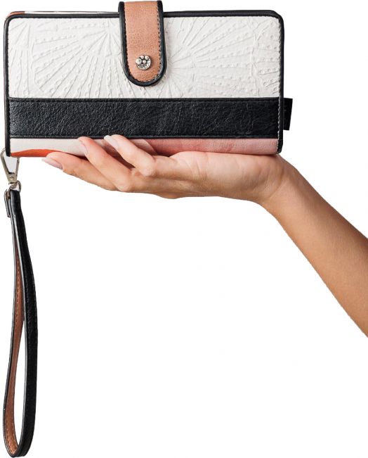 Една ръка държи Дамски портфейл Anekke Alma 18 x 10 x 3 см със закопчалка, текстурирани блокове в бяло, черно и светлокафяво, RFID защита и подвижна каишка за китката.-10